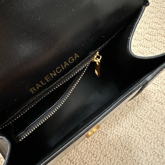 Black Handbag - Picture 9 of 11